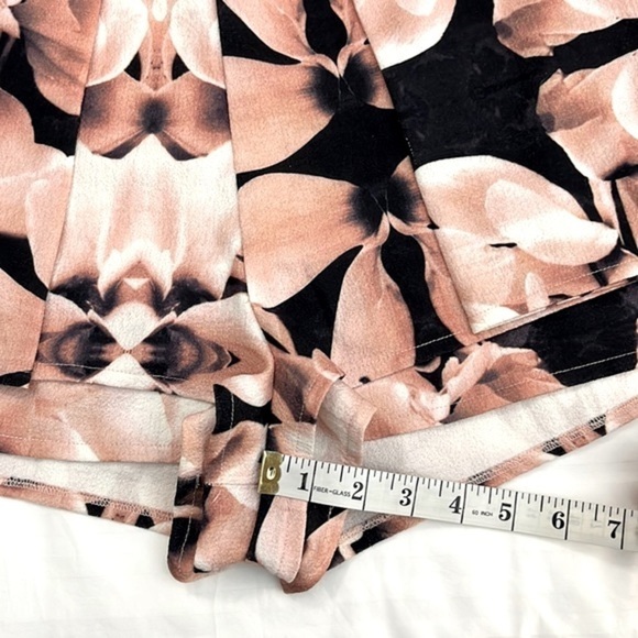 L’atiste By Amy Two Piece Floral Set High Rise Shorts Crop Top Navy Pink - Picture 11 of 16